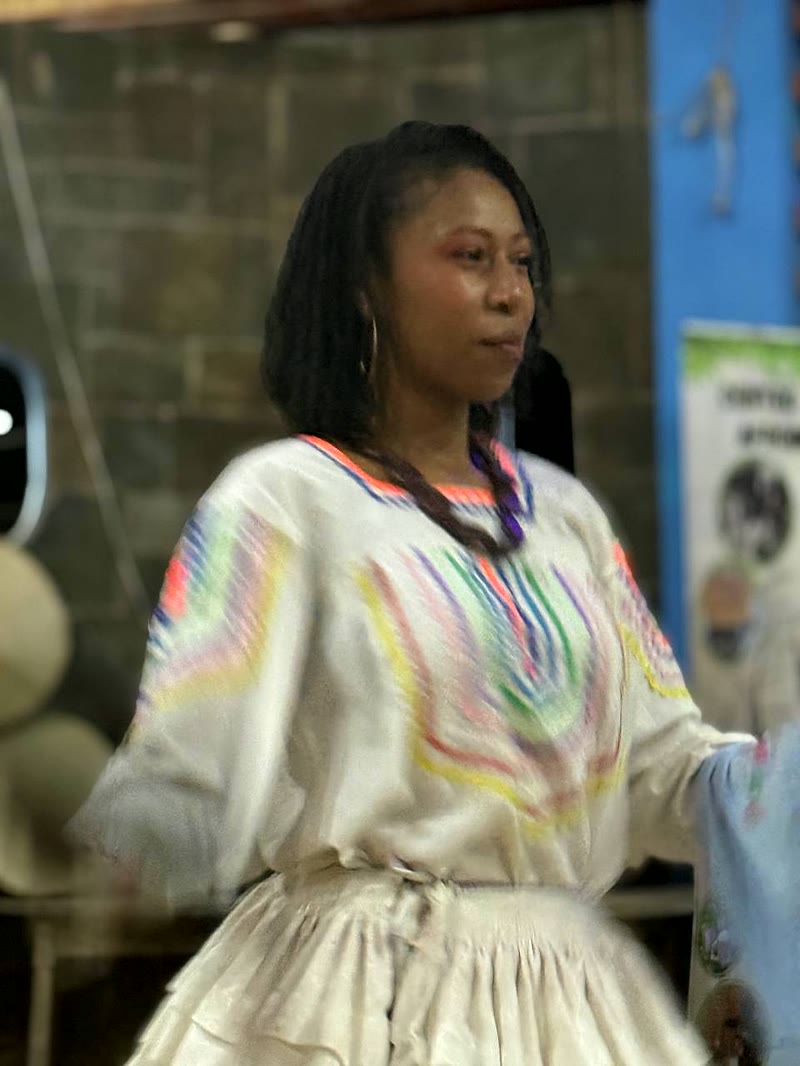 Mujer afroboliviana danzando la Saya