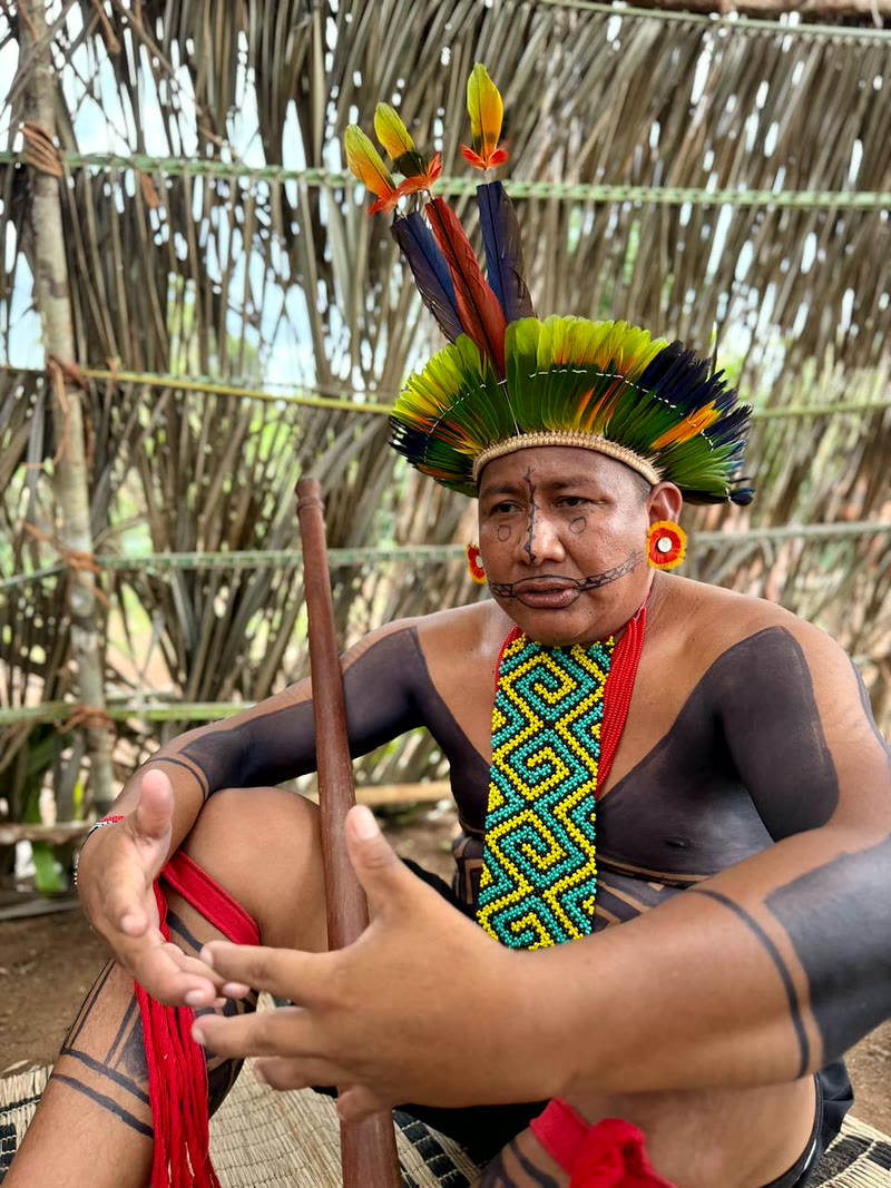 Hombre Karajá con tocado de plumas