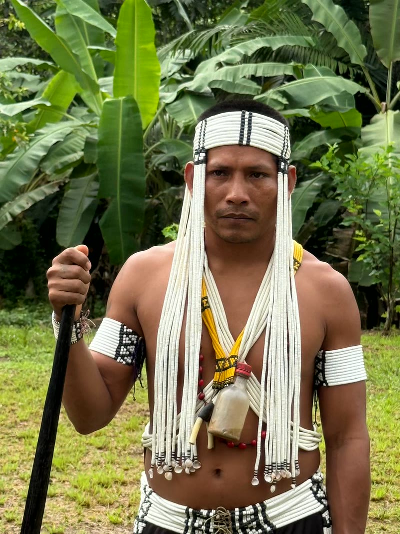 Hombre Marubo con tocado de mostacillas
