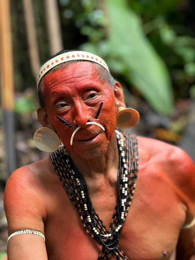 Anciano Matis con pintura facial y adornos