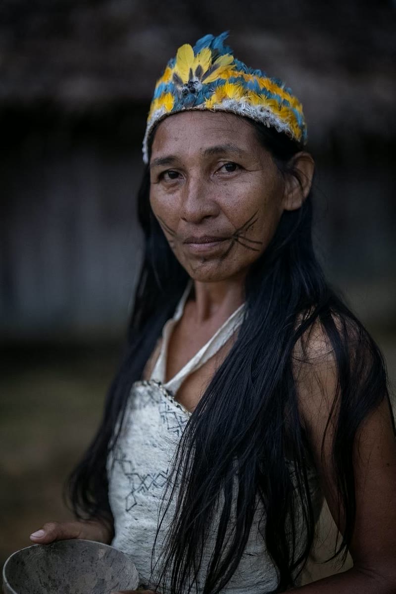 Mujer Tikuna con corona de plumas
