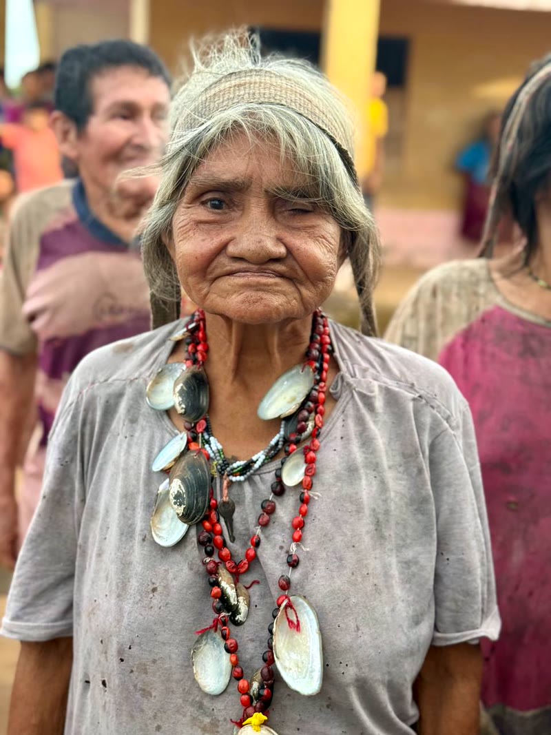 Anciana Tsimane con collares de conchas
