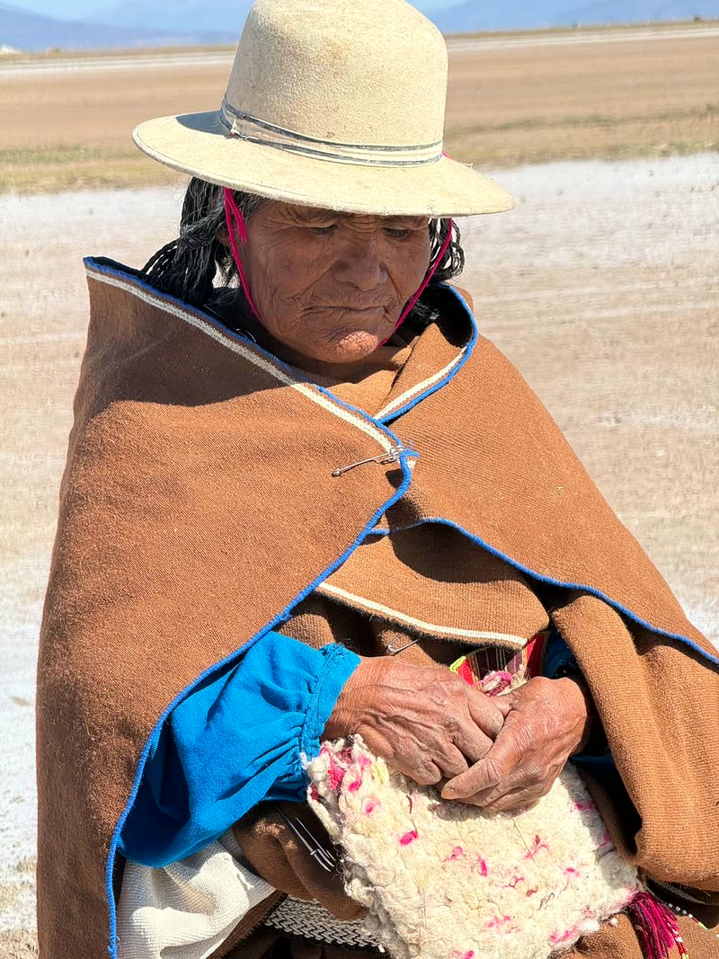 Mujer Uru Chipaya en el salar