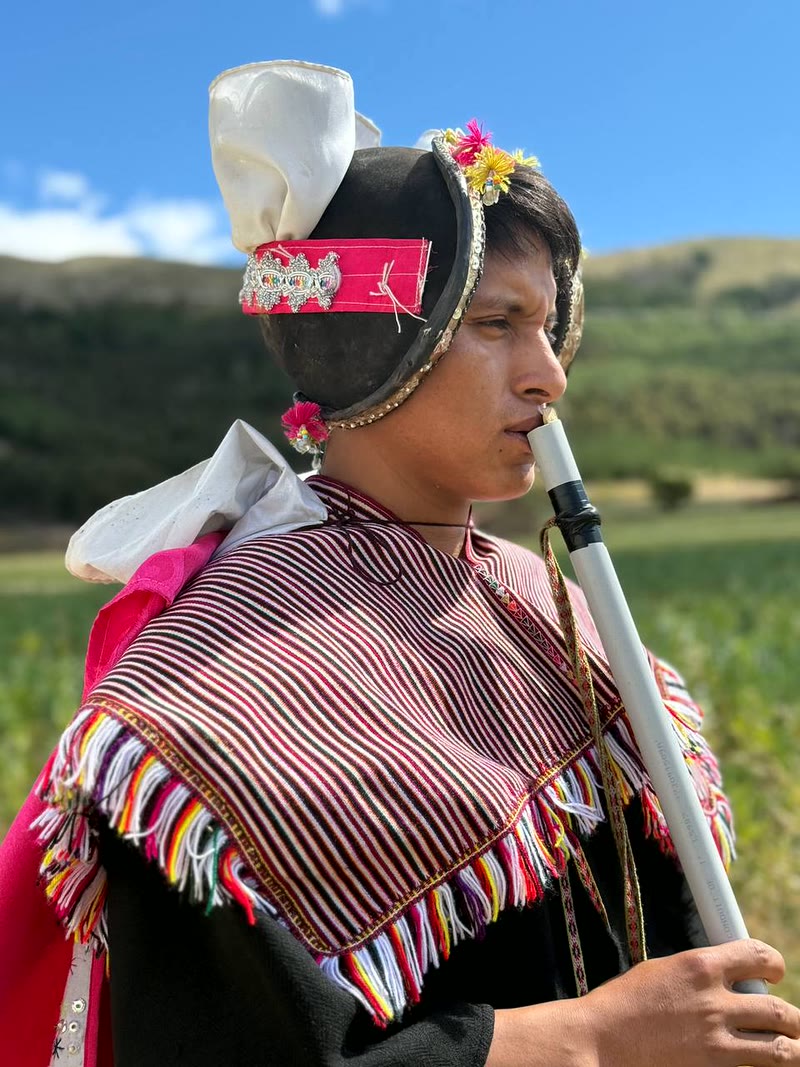 Joven Yamparáez tocando flauta